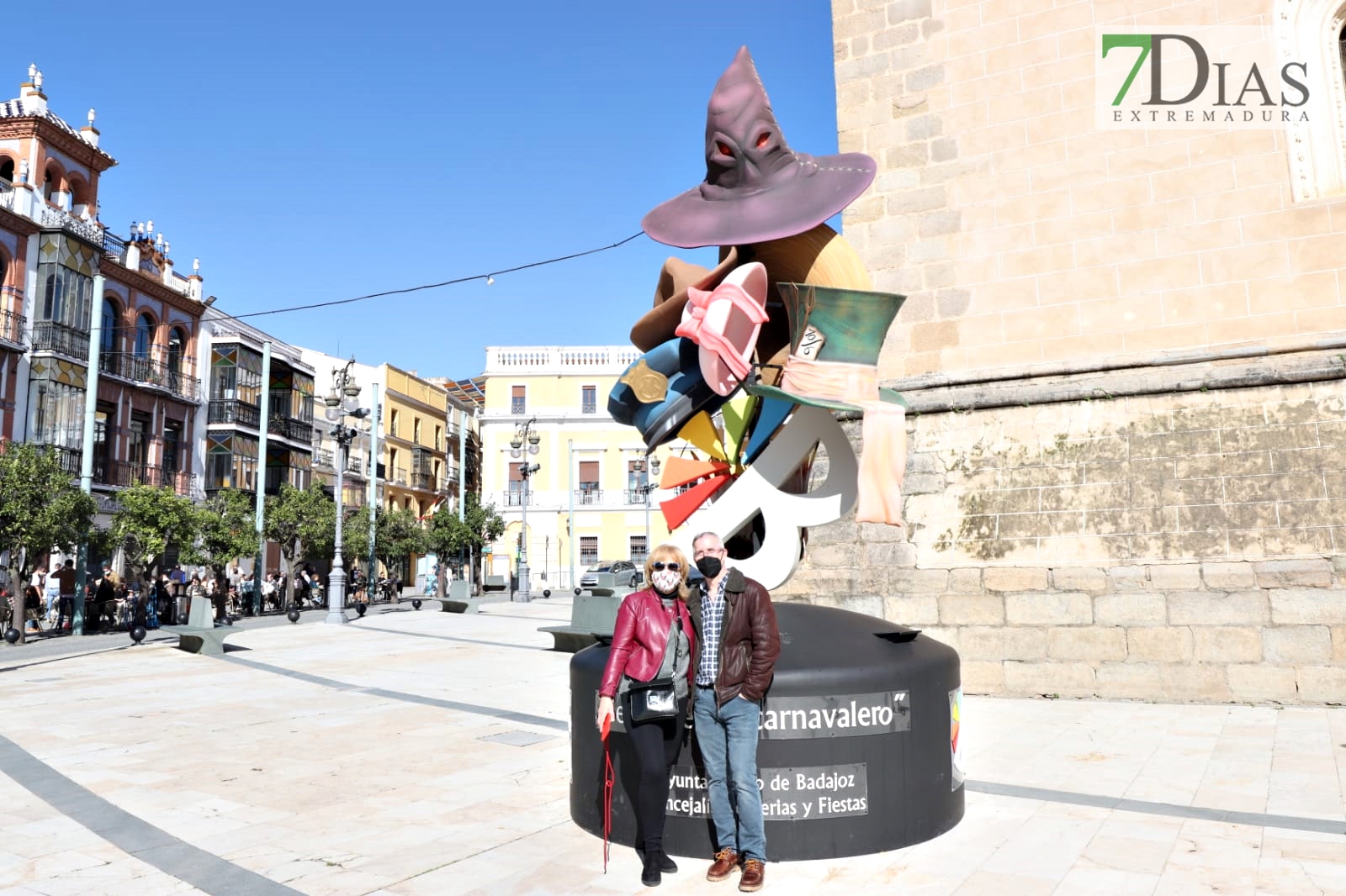 Ambiente en las calles de Badajoz para disfrutar de los homenajes a los carnavaleros