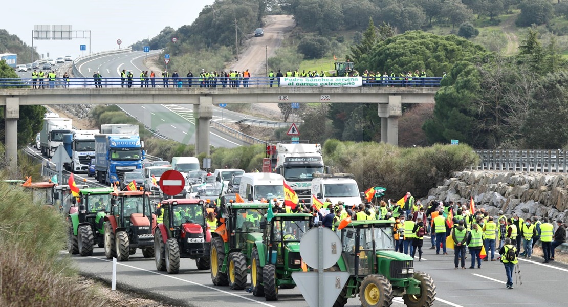 Agricultores extremeños cortan la Autovía A-5 durante horas en defensa del tabaco