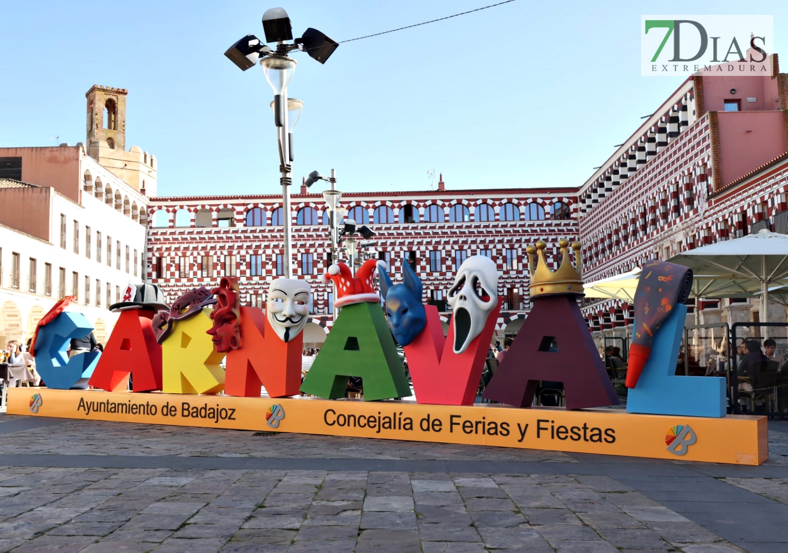 Ambiente en las calles de Badajoz para disfrutar de los homenajes a los carnavaleros