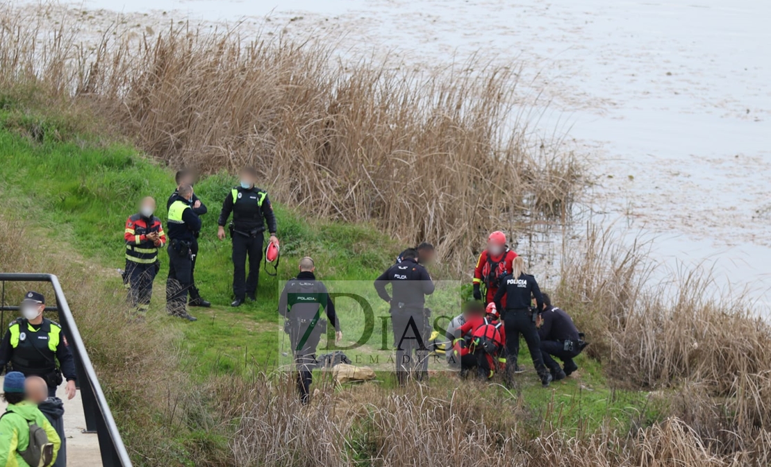 Un joven se precipita al río Guadiana desde el Puente Real en Badajoz