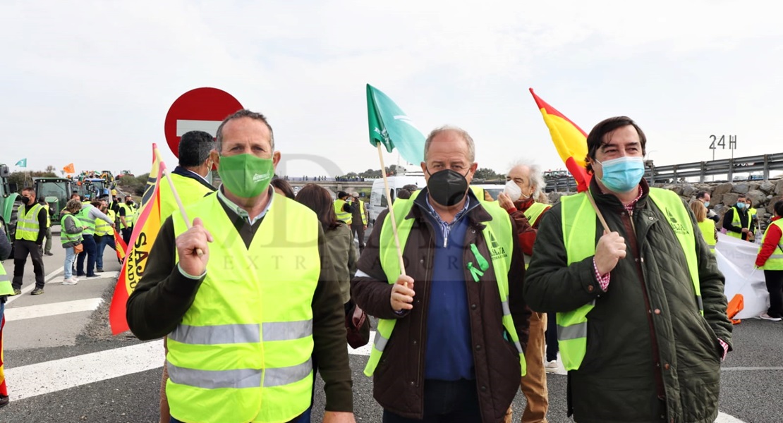 Agricultores extremeños cortan la Autovía A-5 durante horas en defensa del tabaco