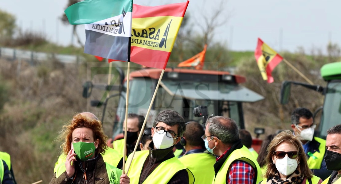 Agricultores extremeños cortan la Autovía A-5 durante horas en defensa del tabaco