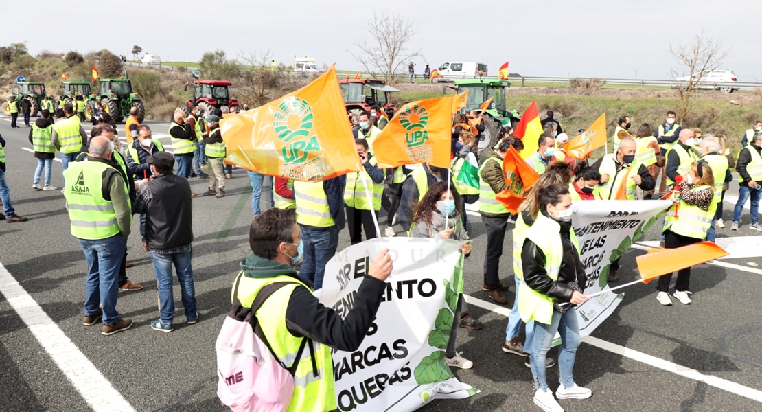 Agricultores extremeños cortan la Autovía A-5 durante horas en defensa del tabaco