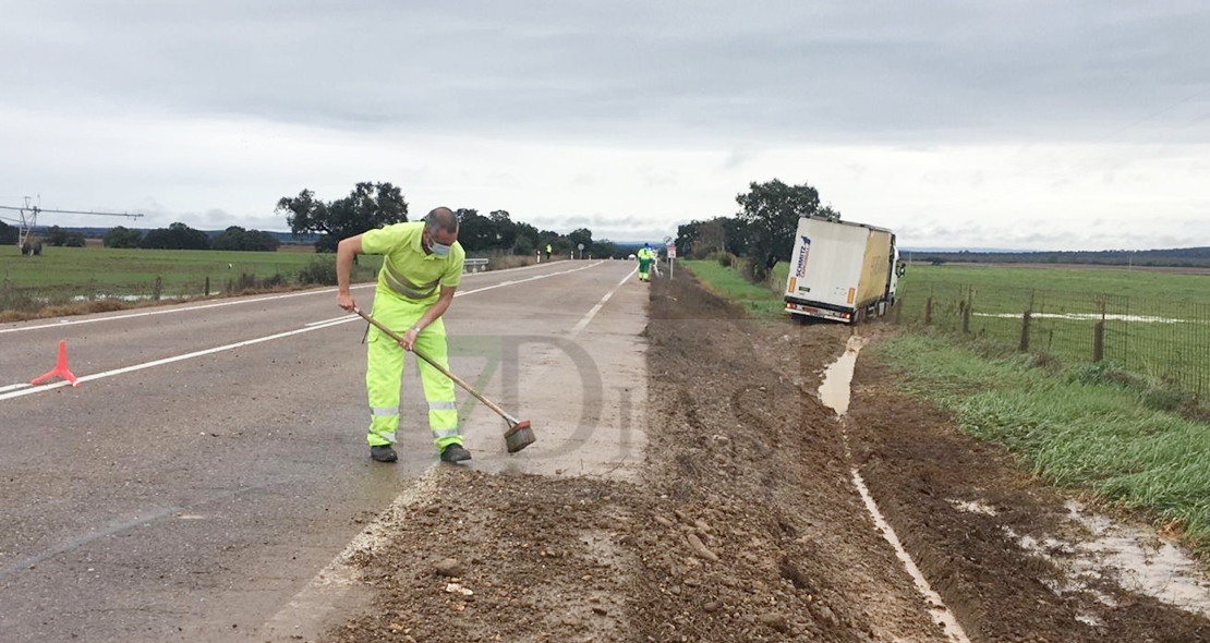 Cortan un carril de la carretera de Cáceres tras un accidente de camión