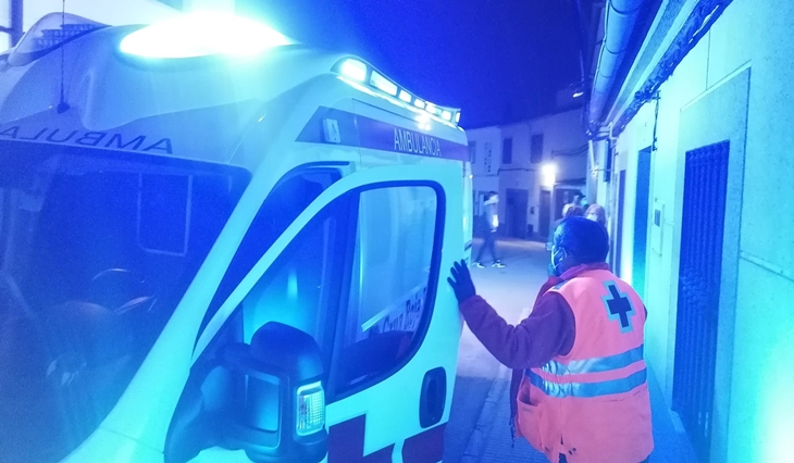 Trasladados hasta el hospital tras un incendio de vivienda en Cáceres