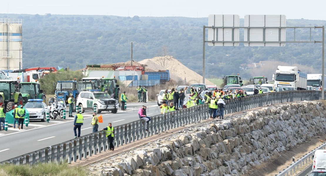 Agricultores extremeños cortan la Autovía A-5 durante horas en defensa del tabaco