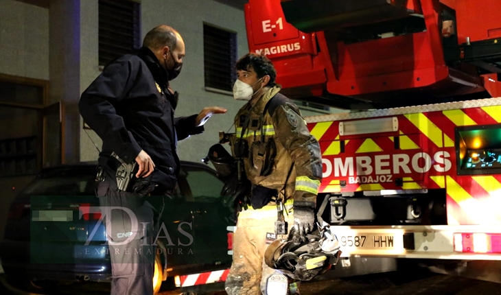 Grave incendio de vivienda en la barriada de San Fernando (Badajoz)