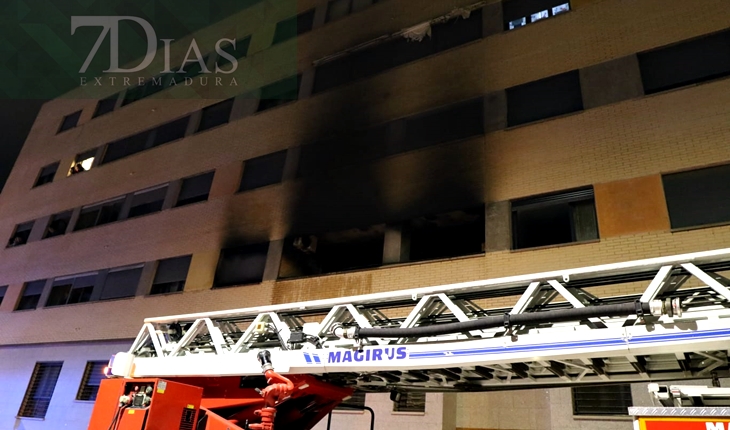 Grave incendio de vivienda en la barriada de San Fernando (Badajoz)