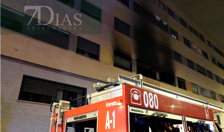 Grave incendio de vivienda en la barriada de San Fernando (Badajoz)