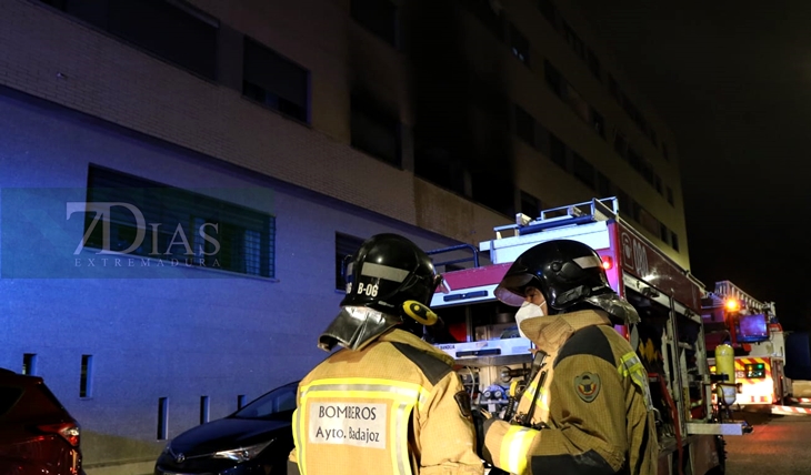 Grave incendio de vivienda en la barriada de San Fernando (Badajoz)