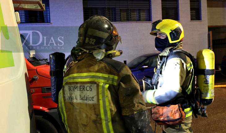 Grave incendio de vivienda en la barriada de San Fernando (Badajoz)