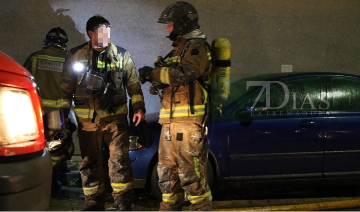 Grave incendio de vivienda en la barriada de San Fernando (Badajoz)