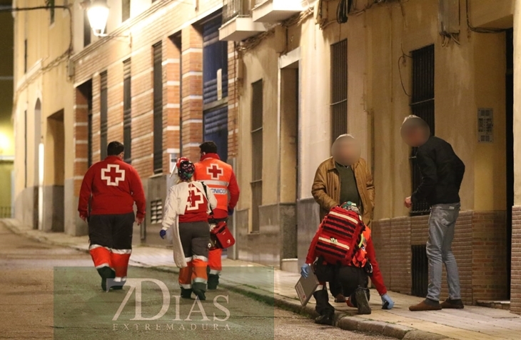 Asisten a una mujer que se ha precipitado al patio de su edificio (Badajoz)