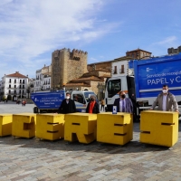 Cáceres recibe el premio ‘Pajaritas Azules 2021’ por su buena gestión en el reciclaje de papel y cartón