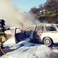 Sale ardiendo un vehículo en la N-432