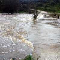 La crecida del río Salor aísla a varias familias de un pueblo cacereño