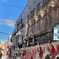 Quejas sobre el cableado en calles pacenses con plataforma mixta
