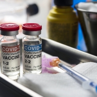 Sudáfrica cancela la vacuna de AstraZeneca y España comienza a aplicarla