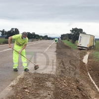 Cortan un carril de la N-523, cerca de Gévora, tras un accidente de camión