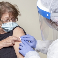 Expertos aconsejan la vacuna de AstraZeneca para los mayores de 65 años