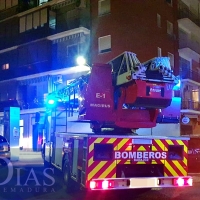 Bomberos de Badajoz trabajan en un incendio y en el rescate de un cadáver