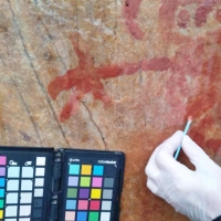 Limpian las pintadas tras los actos vandálicos en Alburquerque