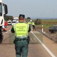 Accidente entre un camión y un turismo en la carretera Cáceres-Badajoz