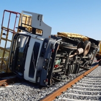 Un trabajador herido grave al volcar su camión en las obras del AVE en Plasencia