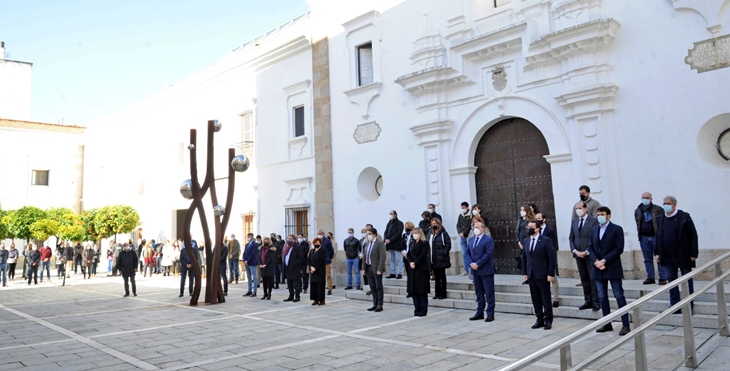 La Asamblea de Extremadura guarda silencio en recuerdo de Consuelo Rodríguez Píriz