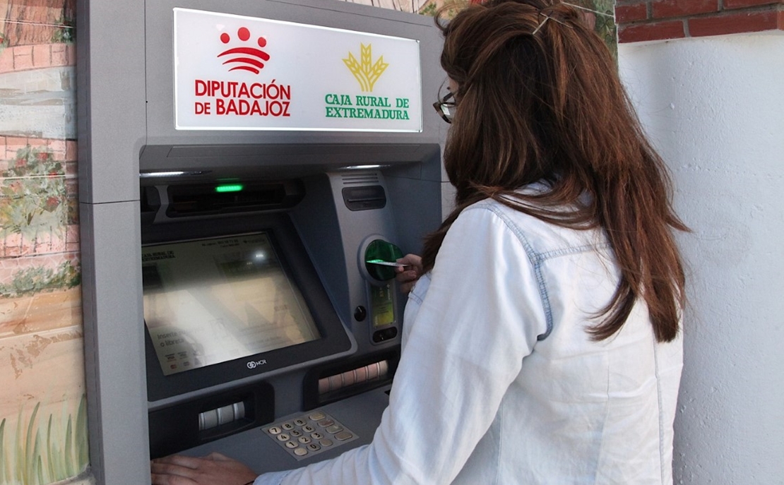 Los cajeros instalados por la Diputación de Badajoz en los pueblos han movido ya 5,6 millones de euros
