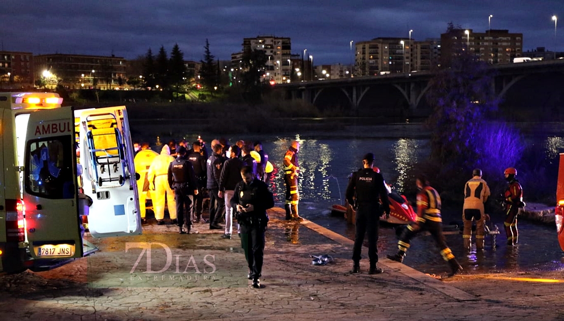 Rescatan a un hombre que se ha arrojado al río Guadiana en Badajoz
