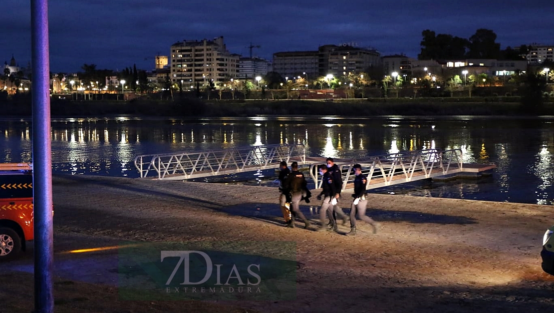 Rescatan a un hombre que se ha arrojado al río Guadiana en Badajoz