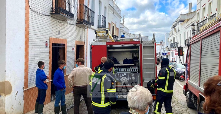 Los bomberos del CPEI actúan en un incendio de vivienda en Fuente del Maestre (Badajoz)