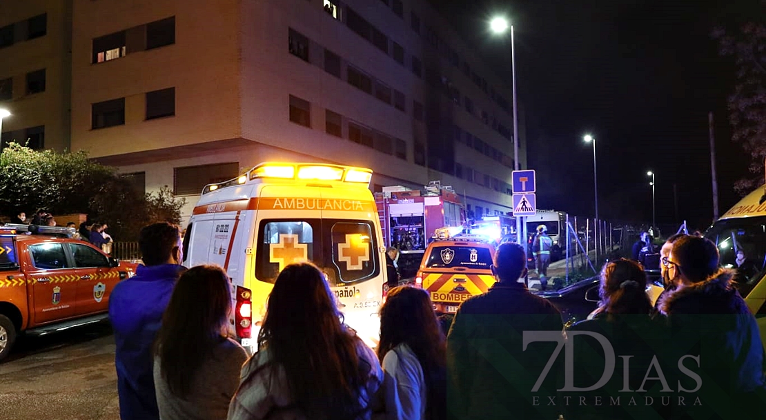 Grave incendio de vivienda en la barriada de San Fernando (Badajoz)