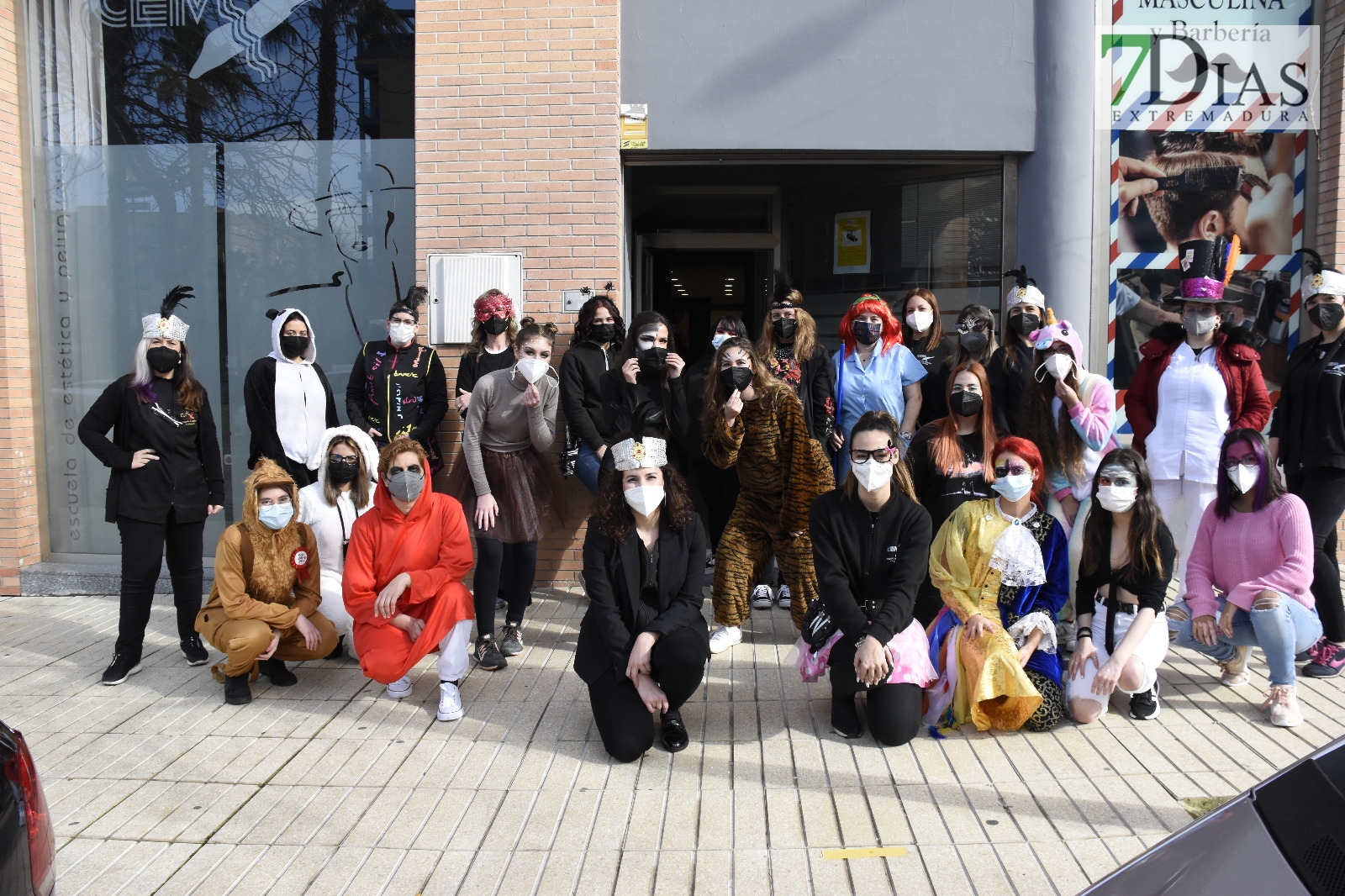 En CEM Badajoz, Academia de Estética y Peluquería, sienten el Carnaval a pesar de no celebrarse