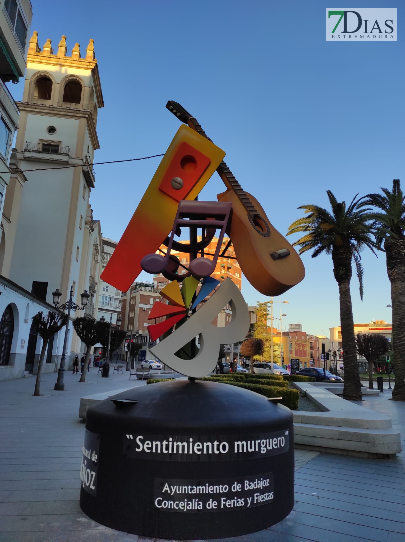 Ambiente en las calles de Badajoz para disfrutar de los homenajes a los carnavaleros