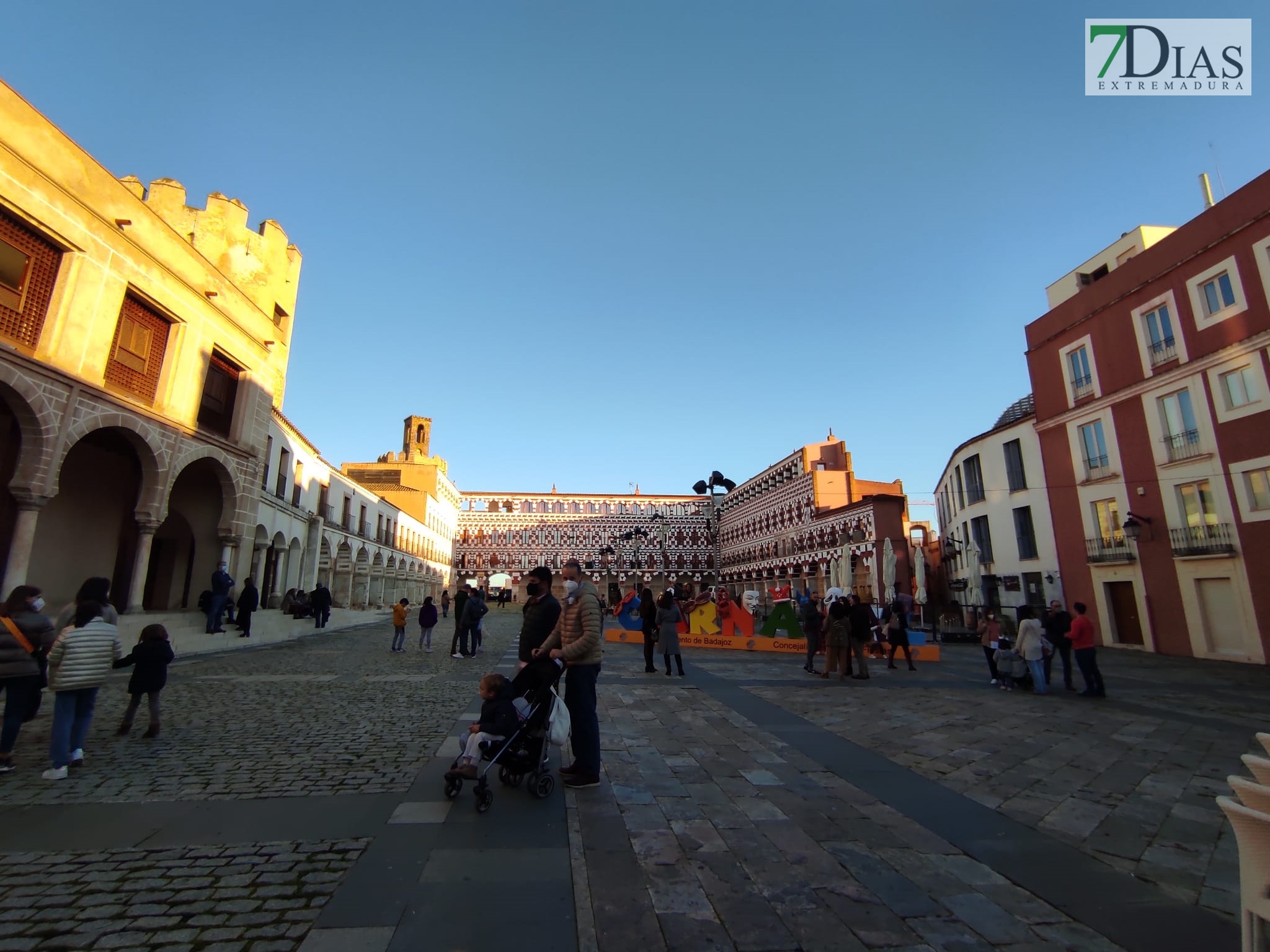 Ambiente en las calles de Badajoz para disfrutar de los homenajes a los carnavaleros