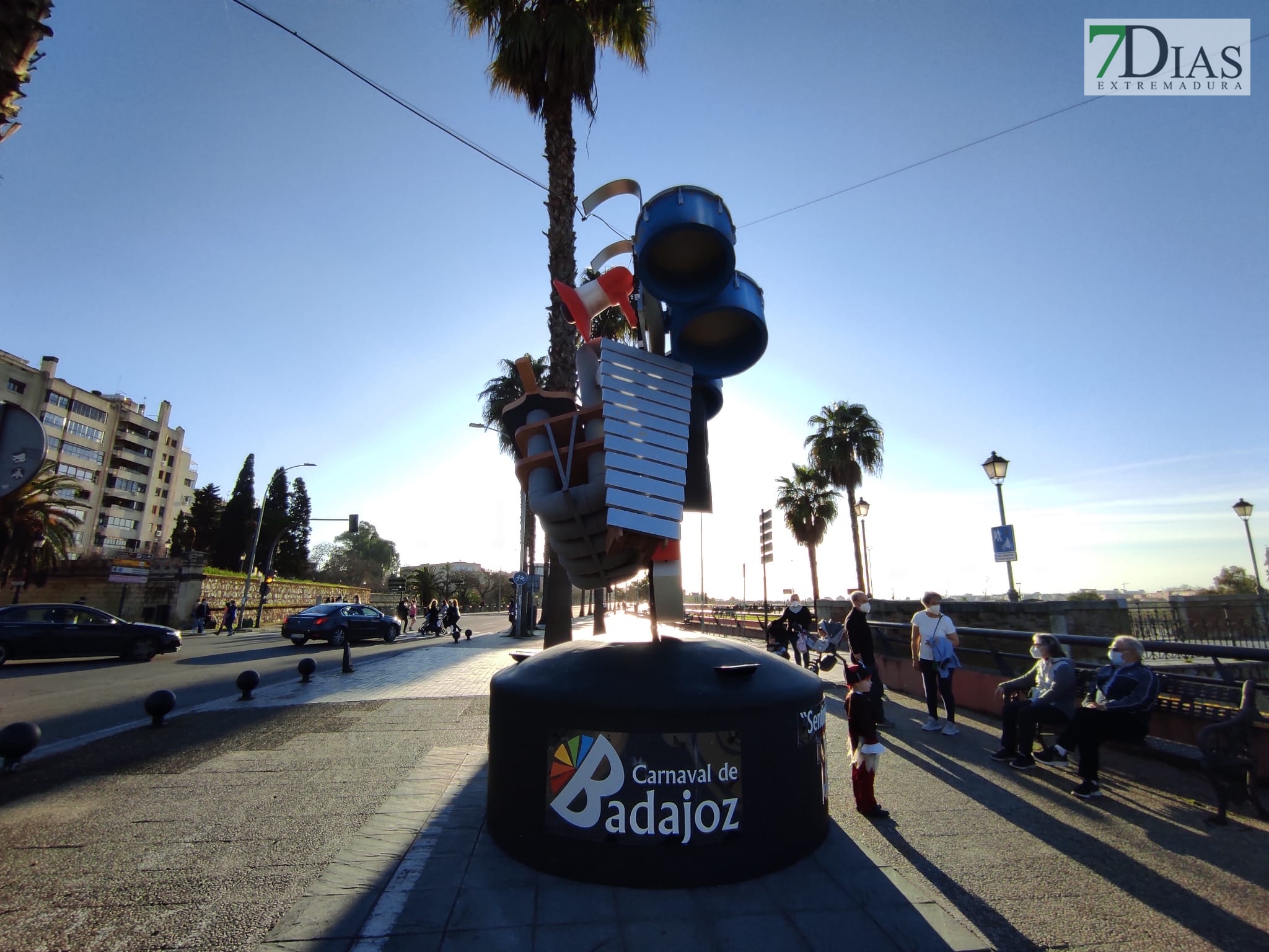 Ambiente en las calles de Badajoz para disfrutar de los homenajes a los carnavaleros