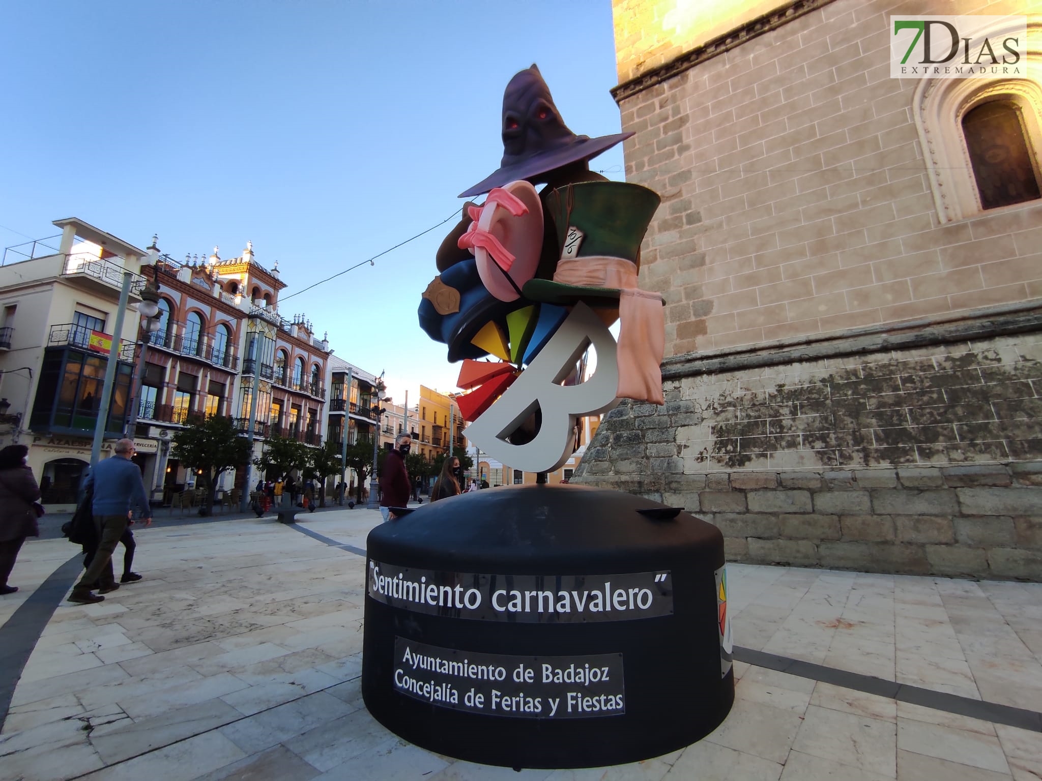 Ambiente en las calles de Badajoz para disfrutar de los homenajes a los carnavaleros