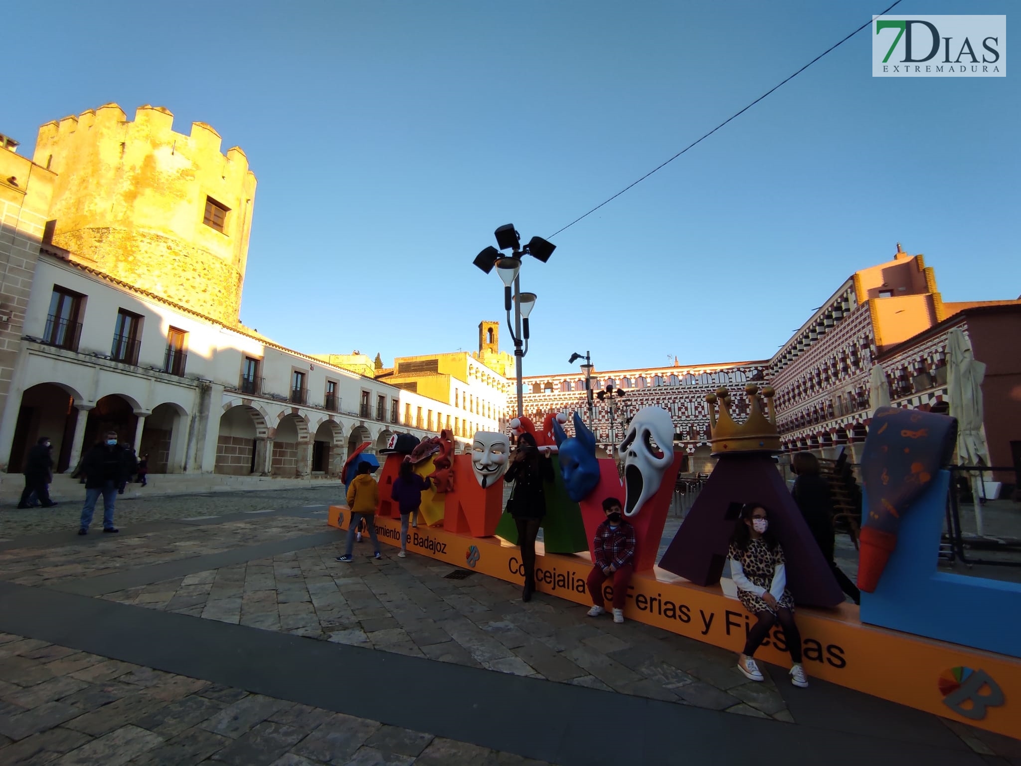 Ambiente en las calles de Badajoz para disfrutar de los homenajes a los carnavaleros
