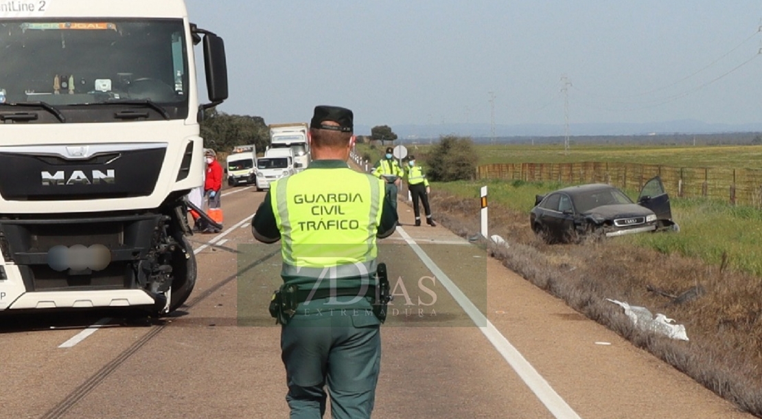 Accidente entre un camión y un turismo en la carretera Cáceres-Badajoz