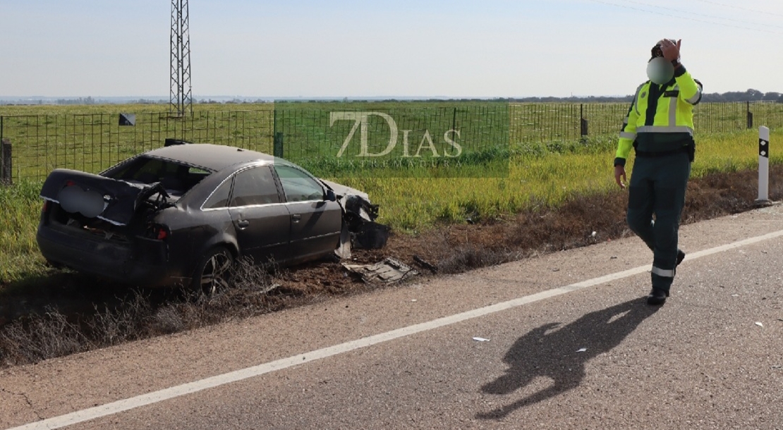 Accidente entre un camión y un turismo en la carretera Cáceres-Badajoz
