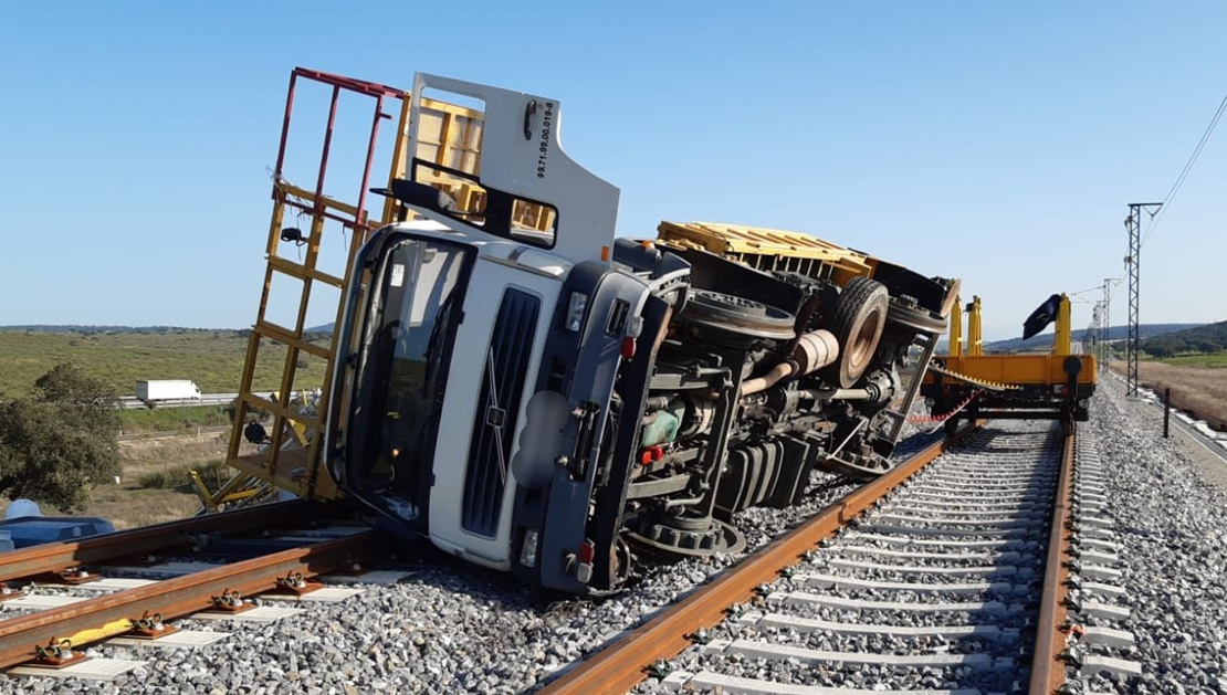 Un trabajador herido grave al volcar su camión en las obras del AVE en Plasencia