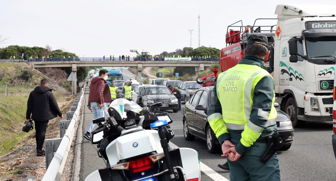 Agricultores extremeños cortan la Autovía A-5 durante horas en defensa del tabaco