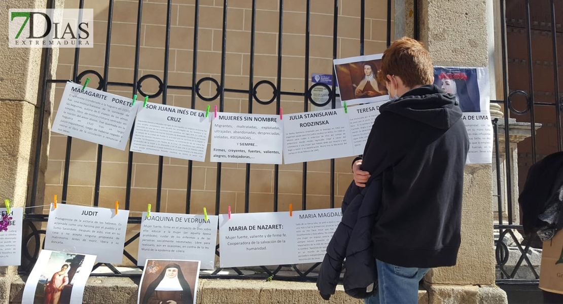 Concentración frente a la Catedral de Badajoz: &quot;Basta ya al silenciamiento de las mujeres en la Iglesia&quot;