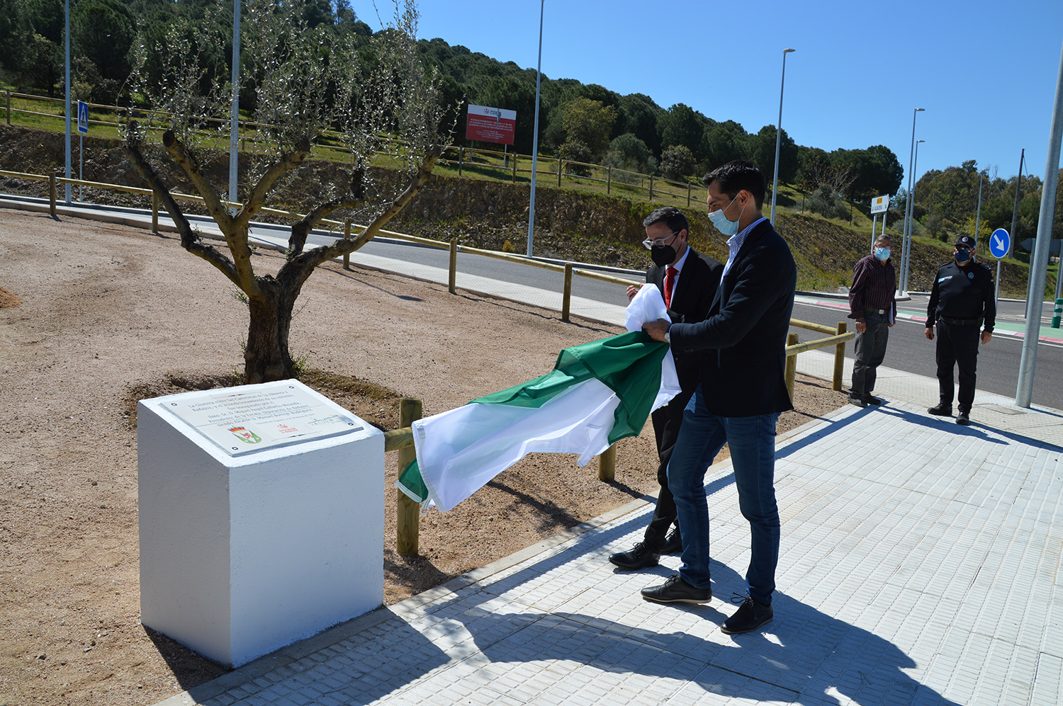 El presidente de la Diputación visita la nueva rotonda que mejora el acceso a Valverde de Leganés