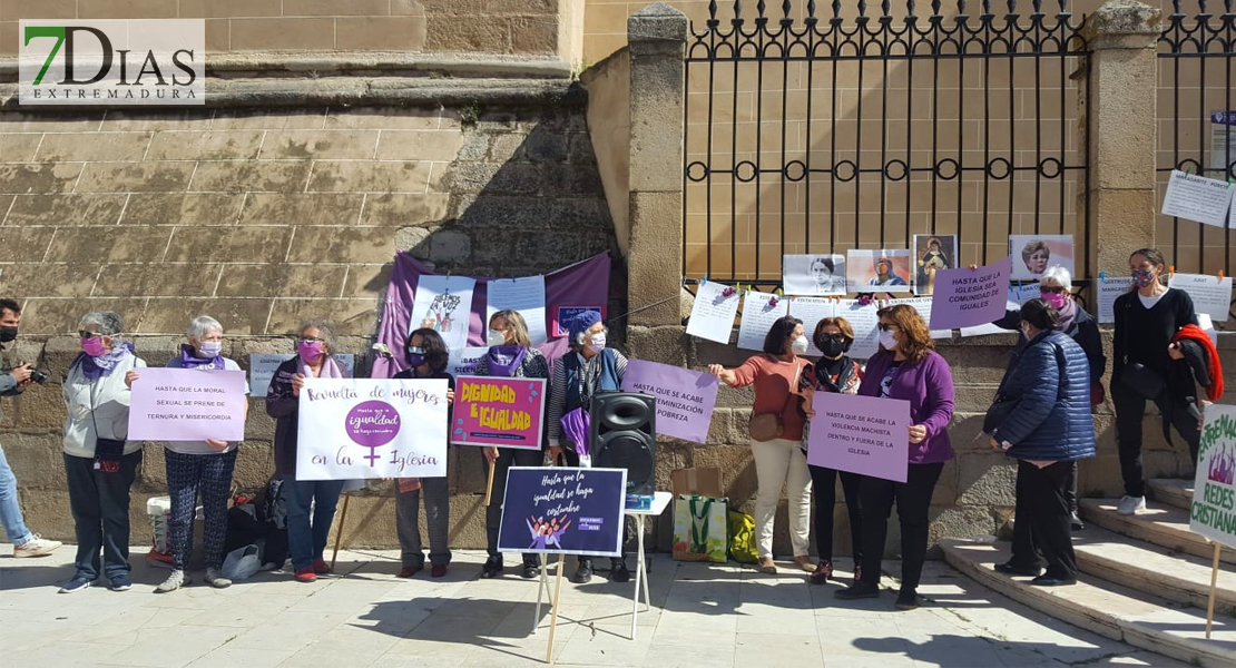 Concentración frente a la Catedral de Badajoz: &quot;Basta ya al silenciamiento de las mujeres en la Iglesia&quot;