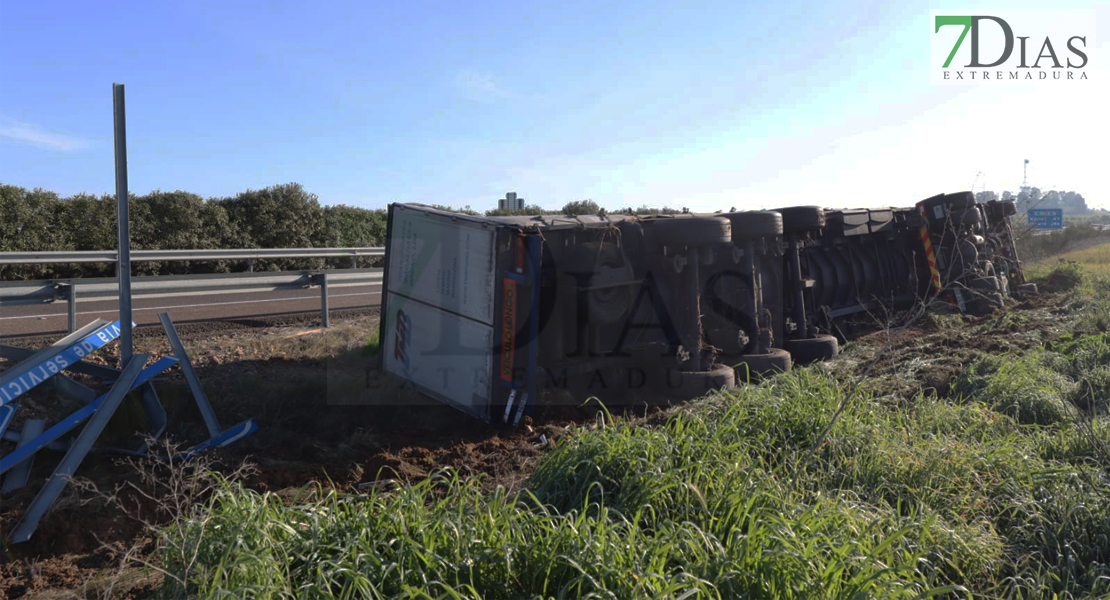 Aviso en la A-5 a la altura de Badajoz por el accidente de un tráiler