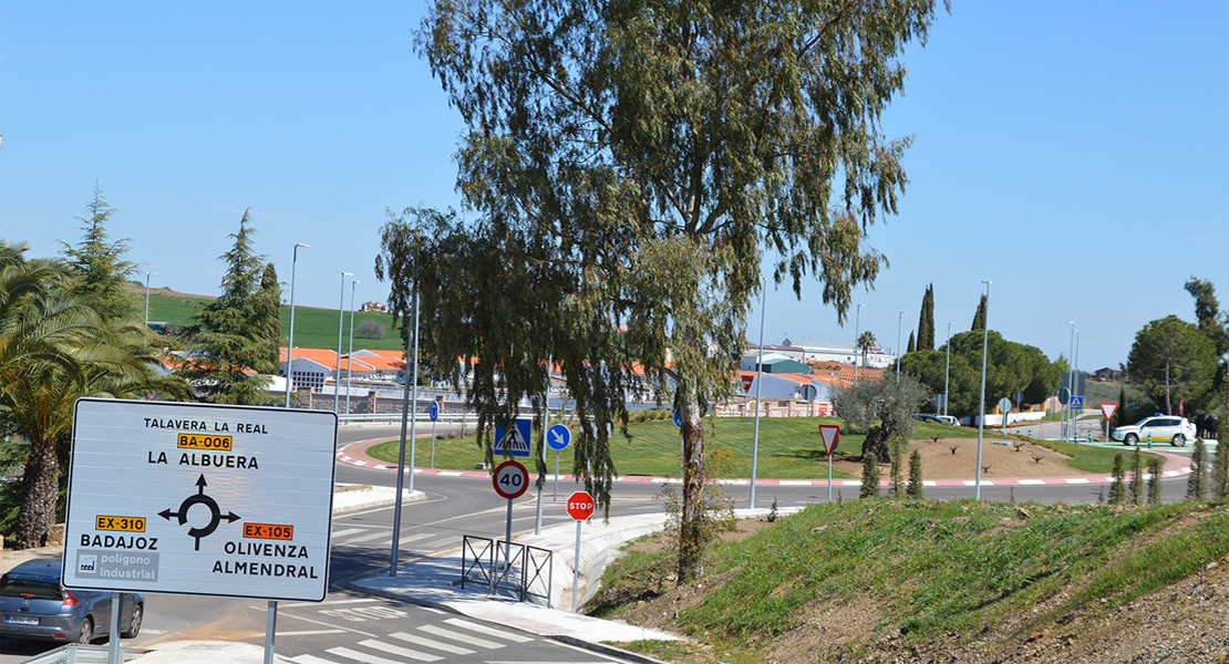 El presidente de la Diputación visita la nueva rotonda que mejora el acceso a Valverde de Leganés