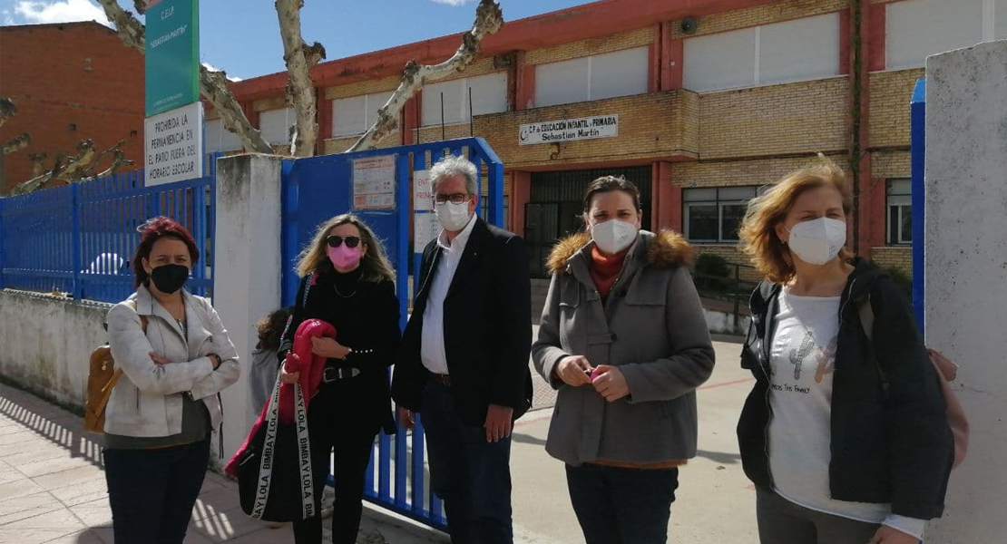 Los techos de un colegio extremeño llevan dos años caídos y “la Junta no hace nada"